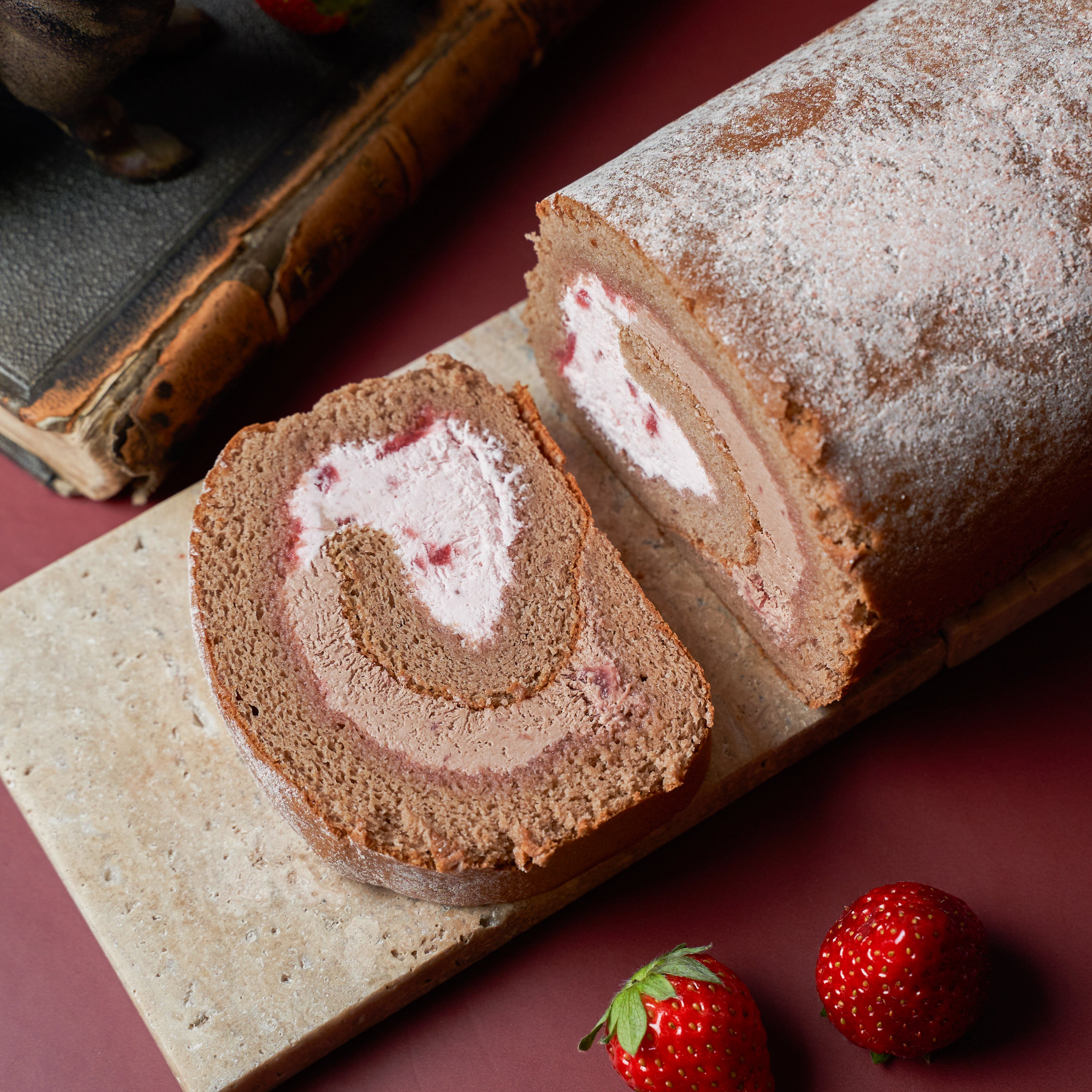 【受注販売商品 2月2日以降順次発送】いちごのチョコロールケーキ