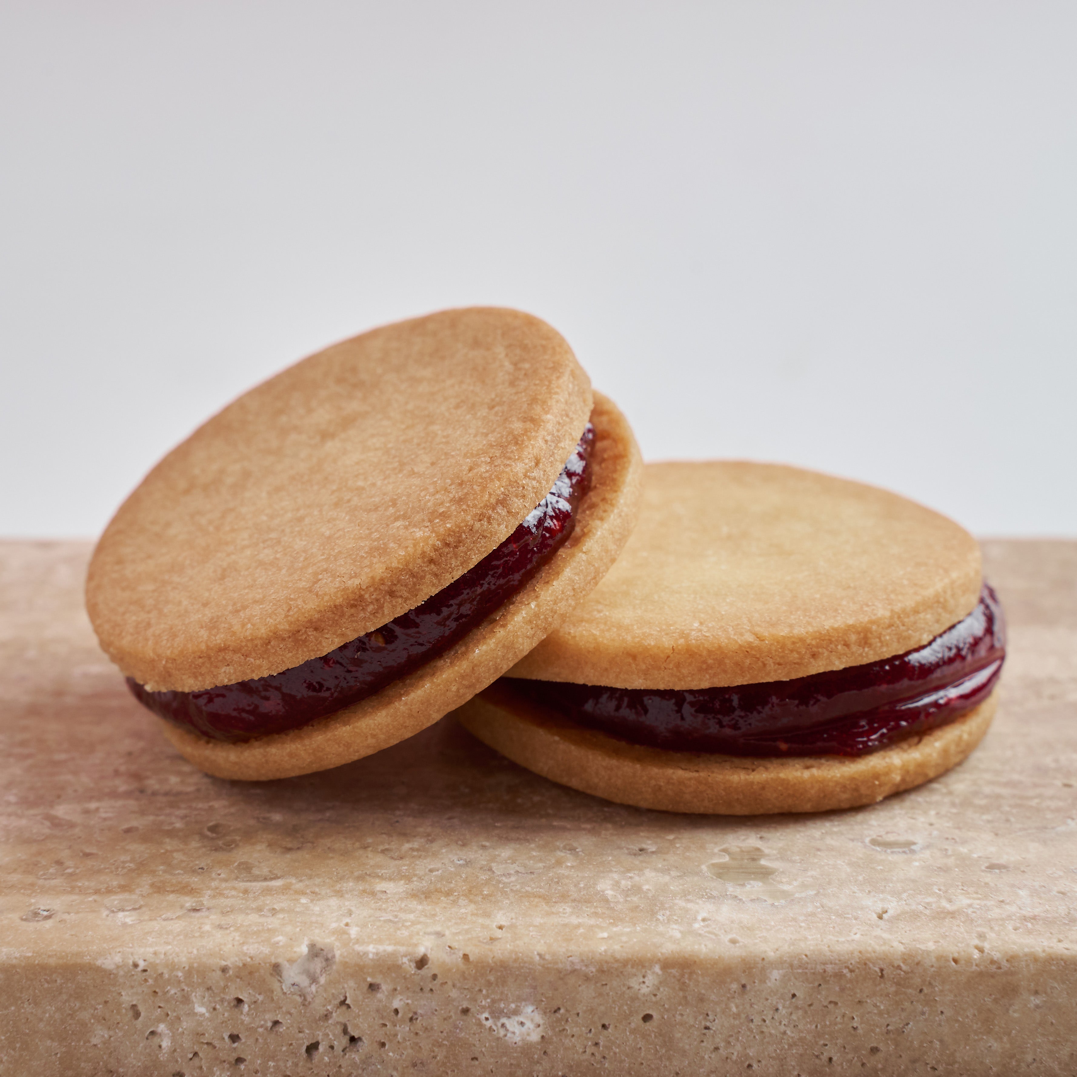 いちごのジャムサンドクッキープレーン&ココア 各2個入り