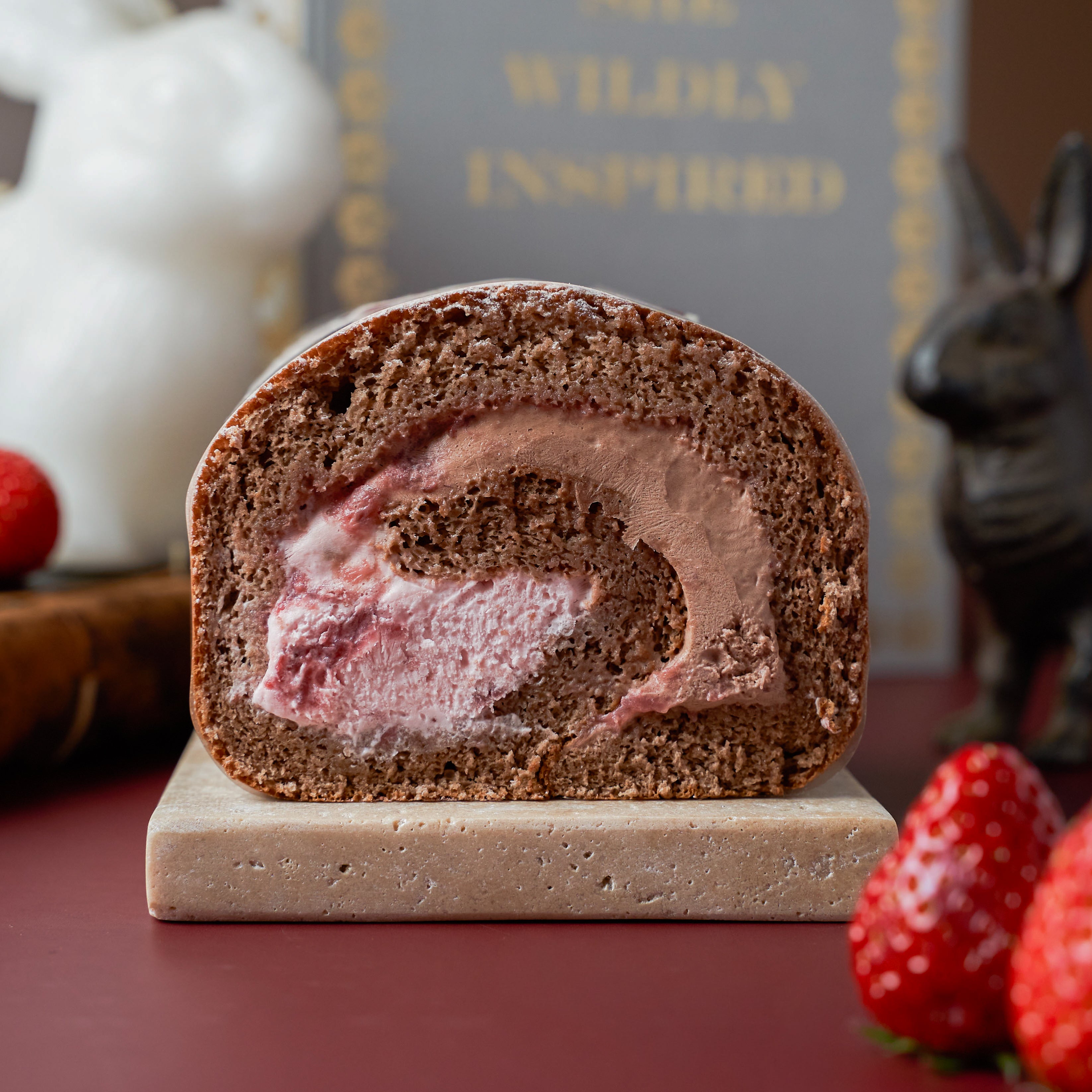 【受注販売商品 2月2日以降順次発送】いちごのチョコロールケーキ