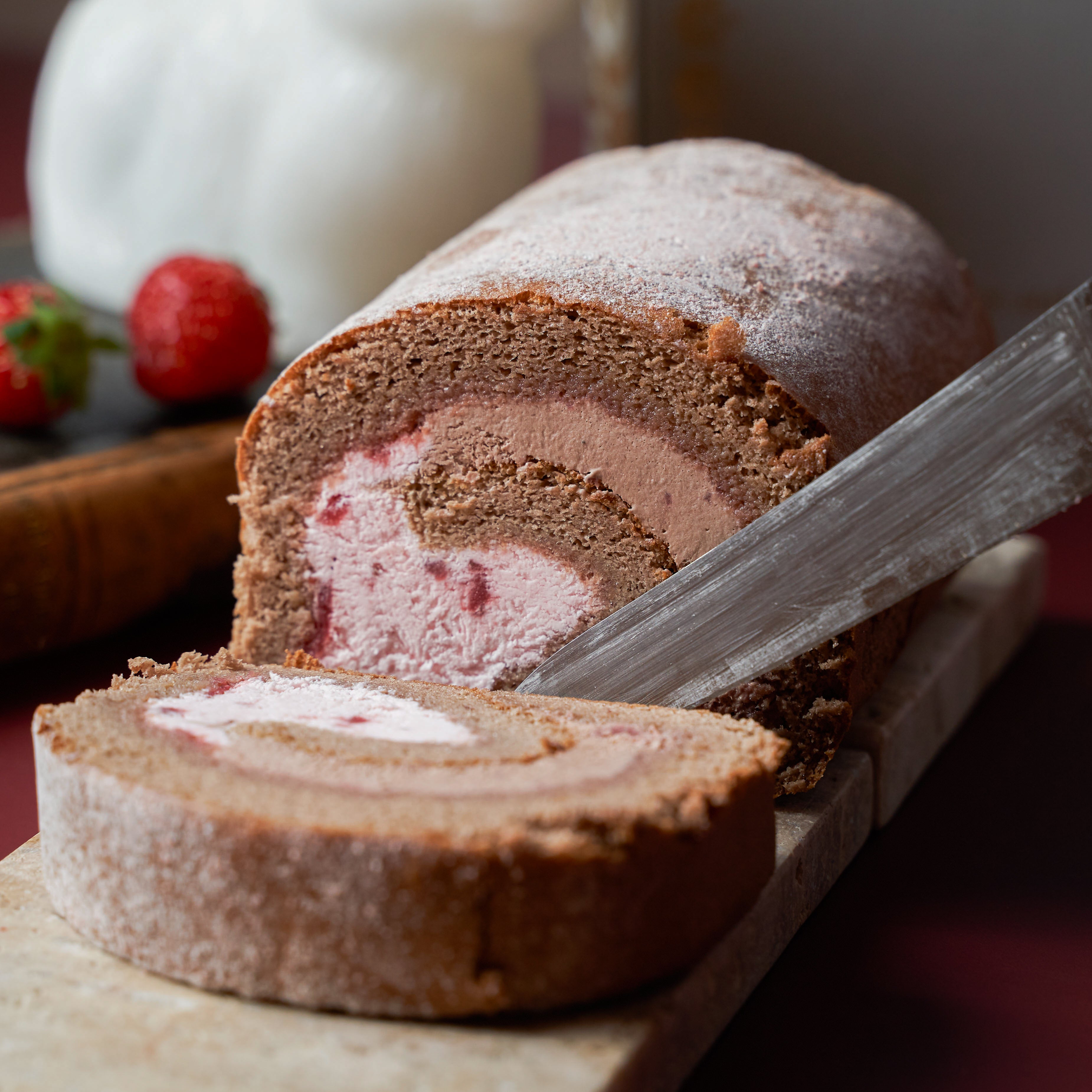 【受注販売商品 2月2日以降順次発送】いちごのチョコロールケーキ