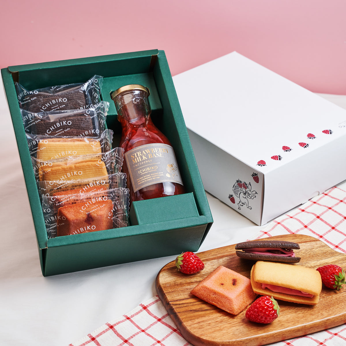 フェルナンダ　イチゴショコラ　ギフトボックス　新品未使用 いちごミルクのもと&いちごの焼き菓子アソートBOX