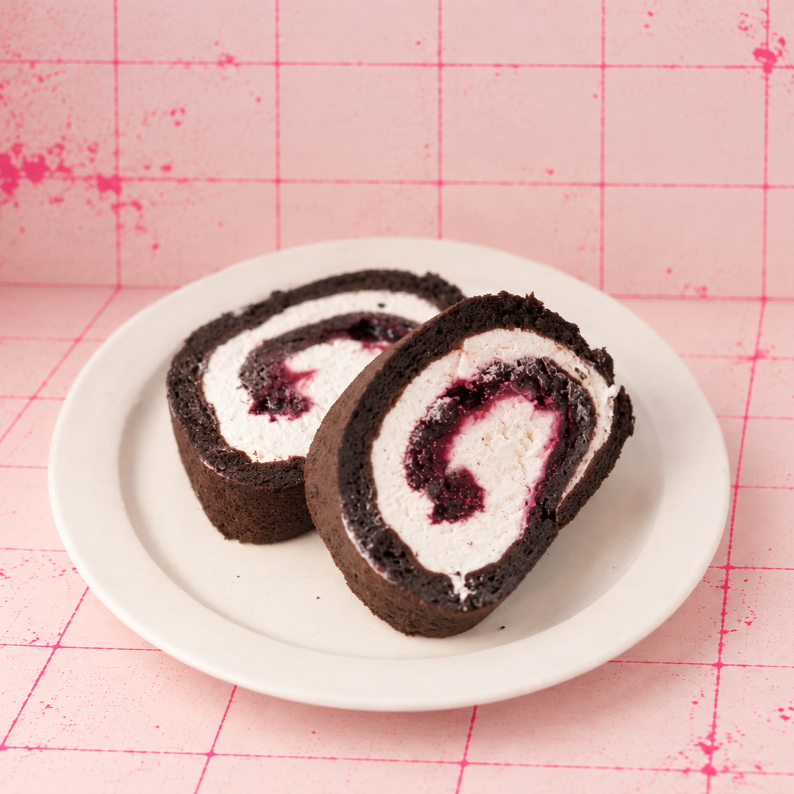 黒ココアとミックスベリーのロールケーキ